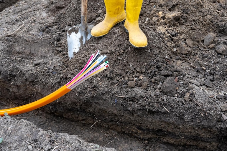 Rohre und Kabel werden verlegt