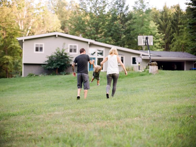 Familie auf Grundstück mit Haus