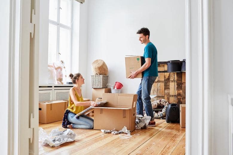 Geschwister ziehen in eine Wohnung der Eltern