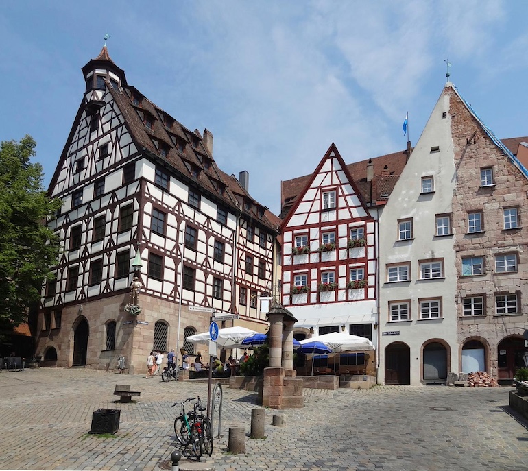 Fachwerkhaus, alte Häuser, Sandsteinhäuser vor einem Marktplatz