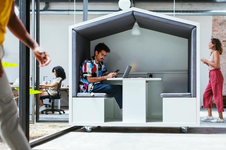 Arbeit in einem kleinen hausförmigen "Büro im Büro"