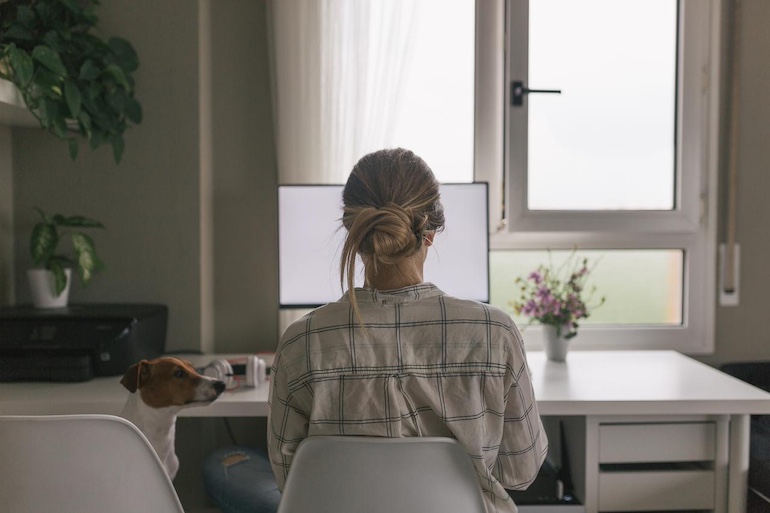 Immobilienbesitzerin sitzt vor dem Computer 