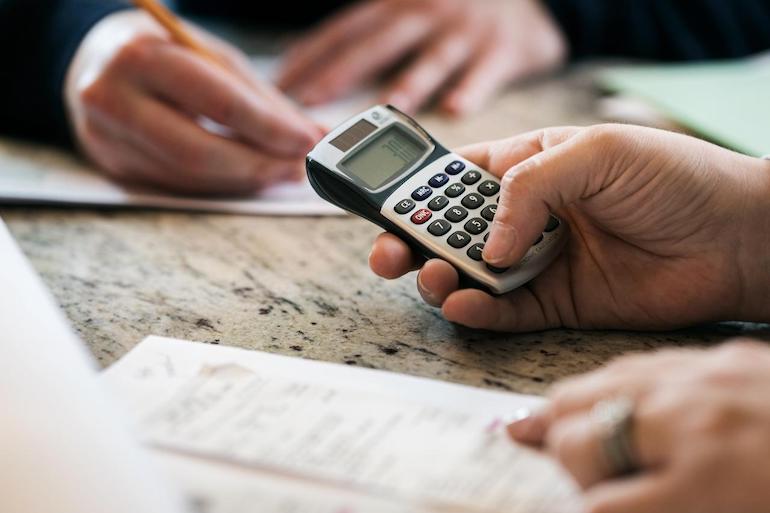 Vermieter:innen berechnen den Mietpreis für eine Immobilie